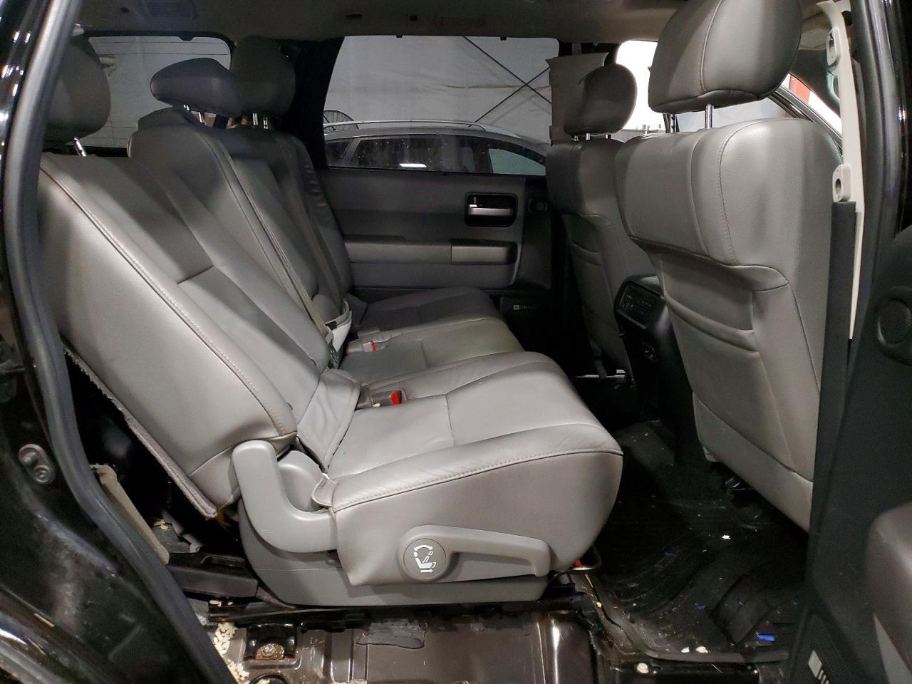 2015 TOYOTA Sequoia