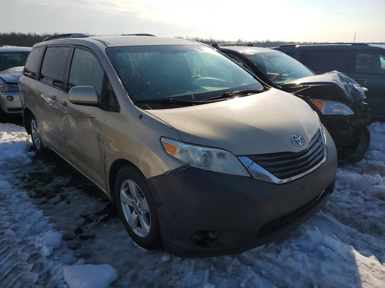 2011 TOYOTA SIENNA