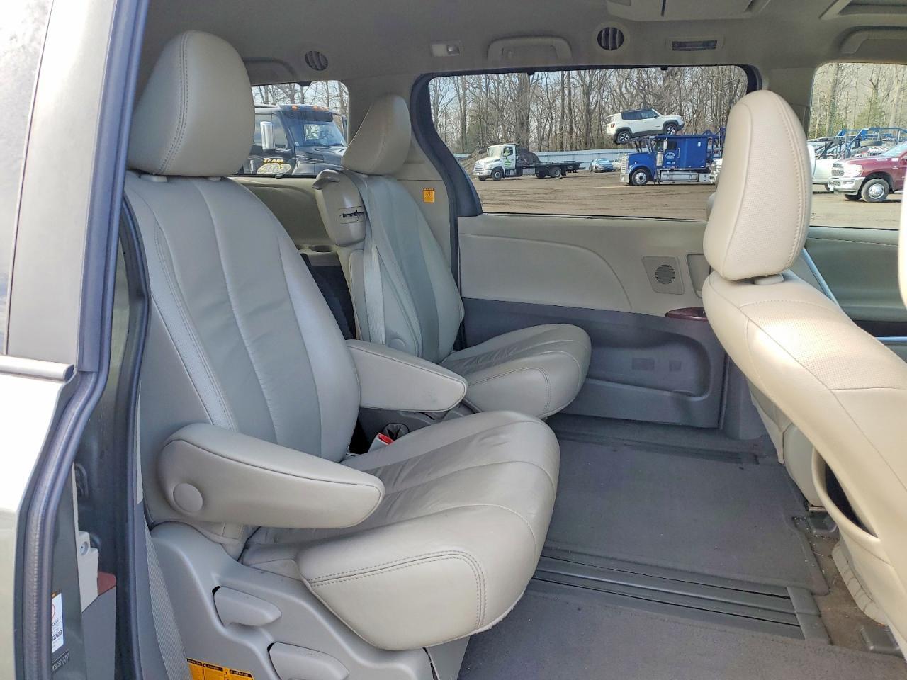 2012 TOYOTA SIENNA