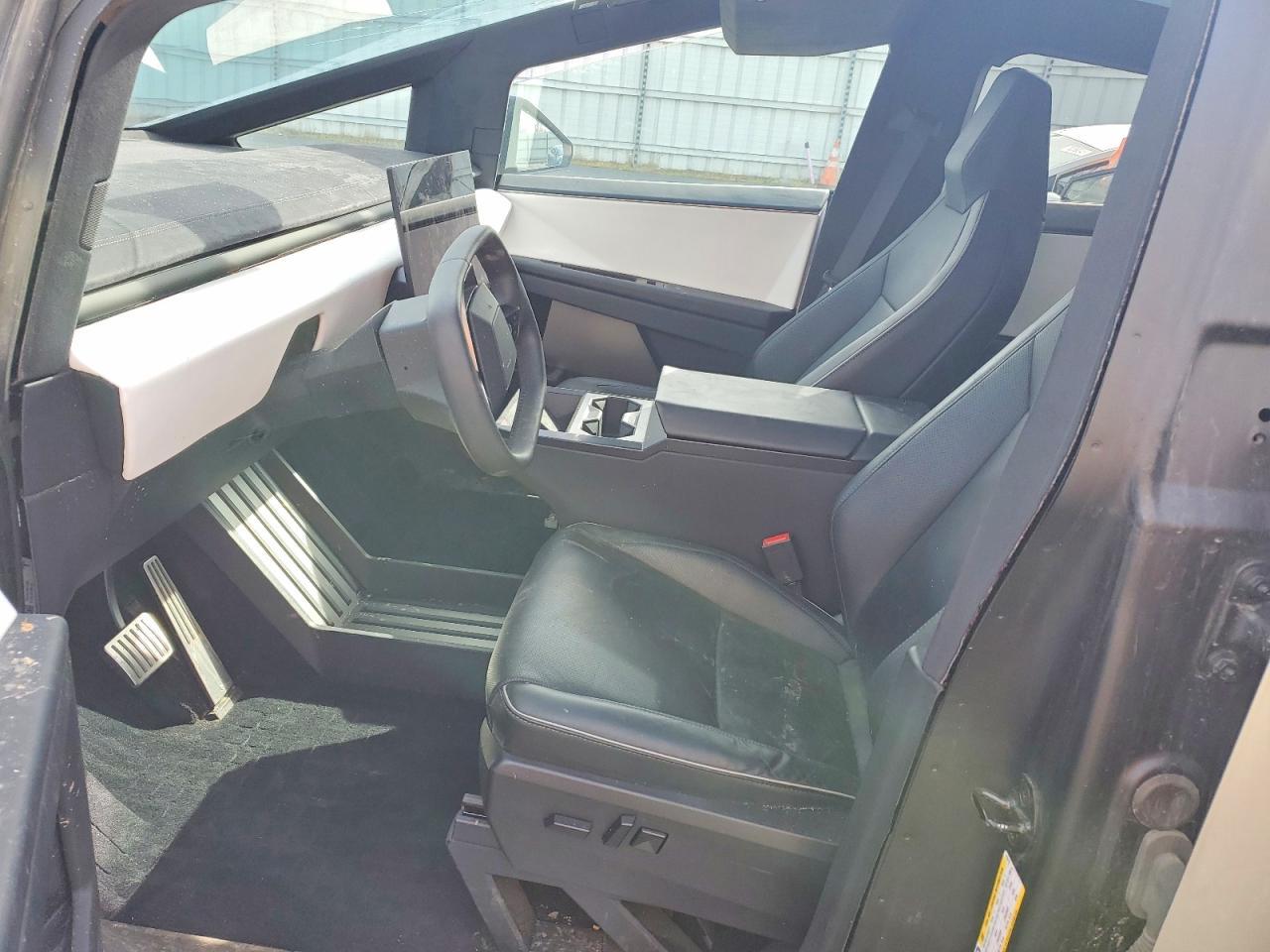 2024 TESLA Cybertruck