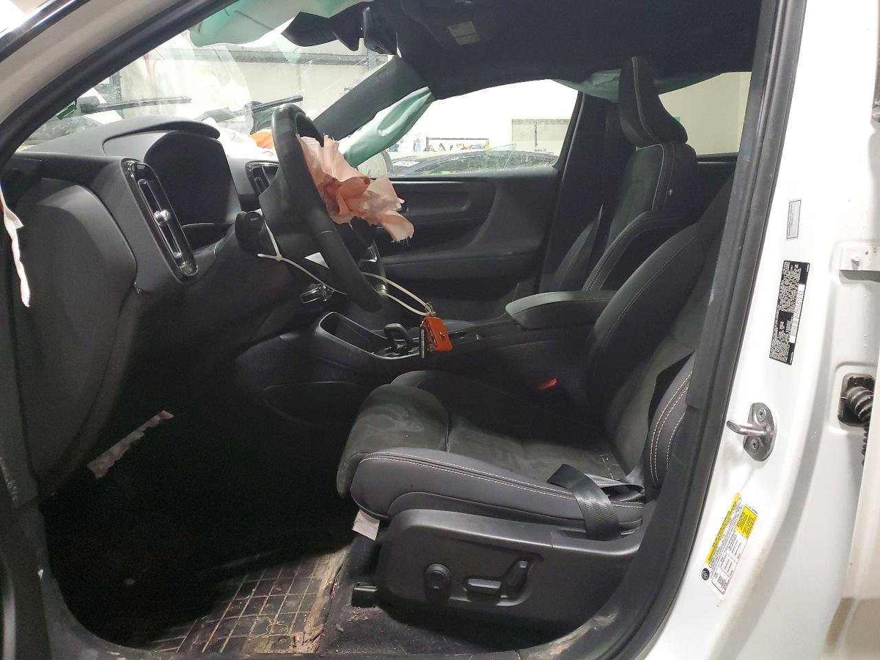 2022 VOLVO C40