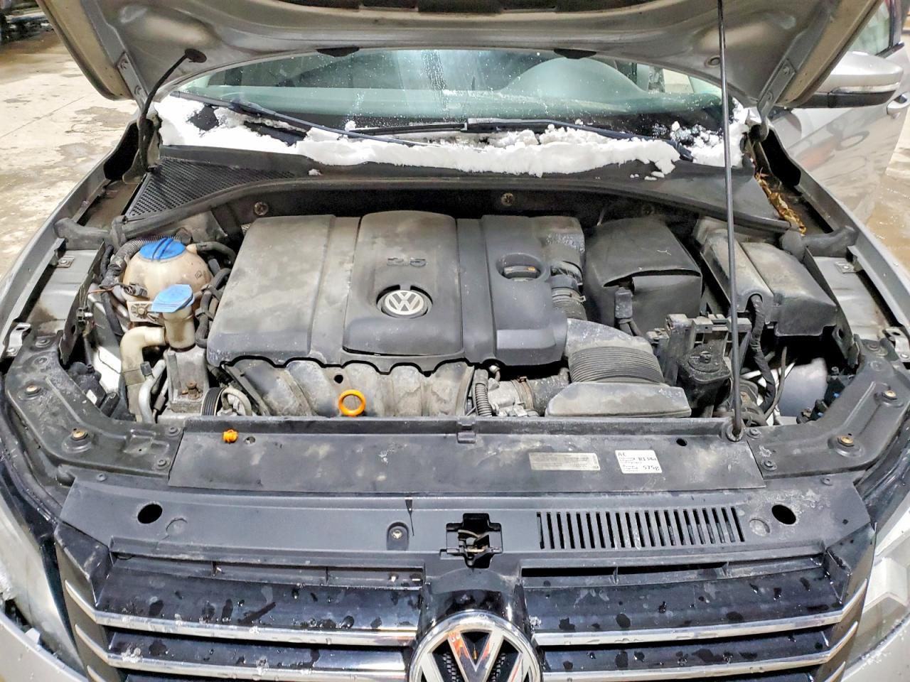 2013 VOLKSWAGEN Passat