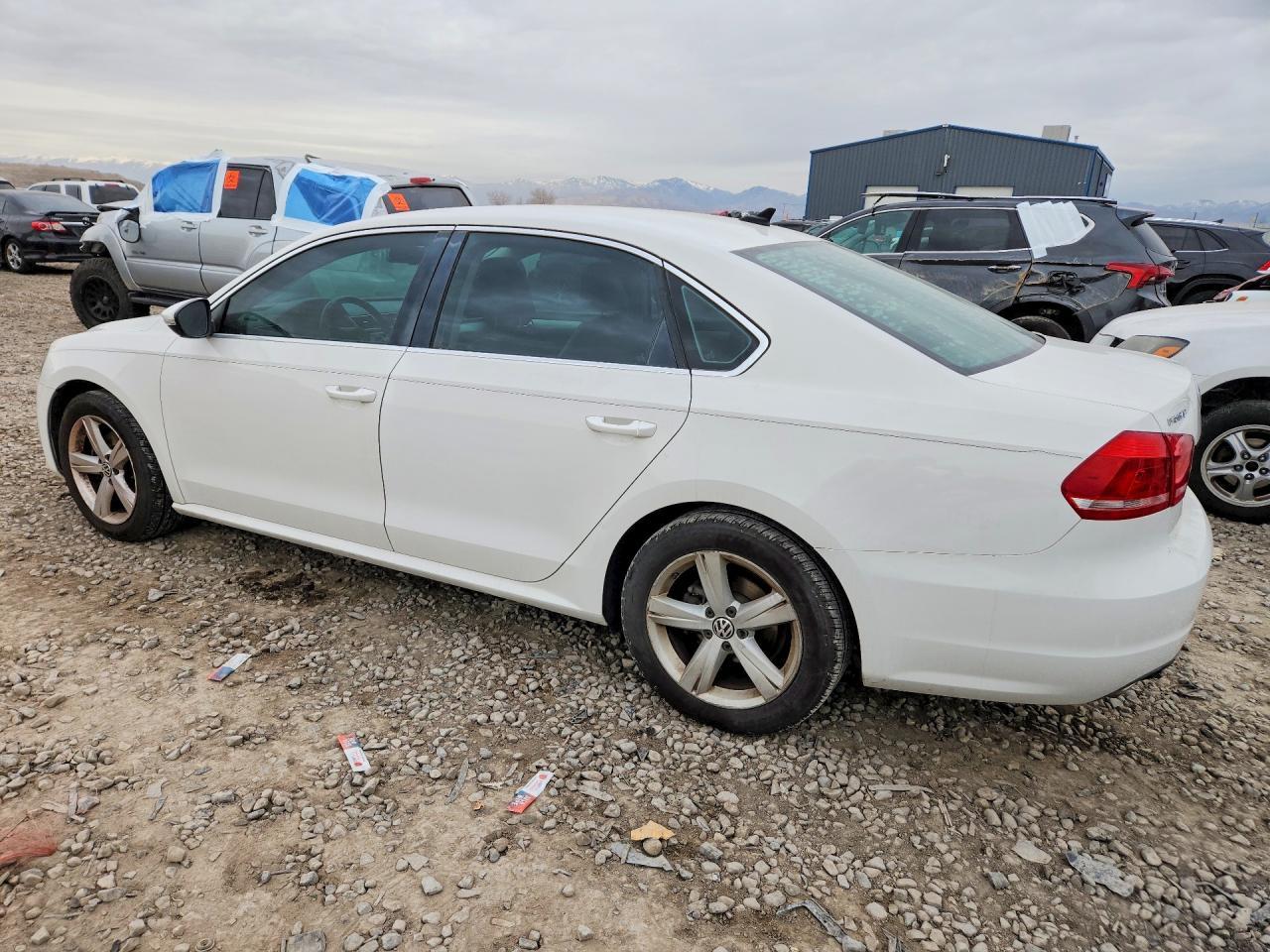 2012 VOLKSWAGEN Passat