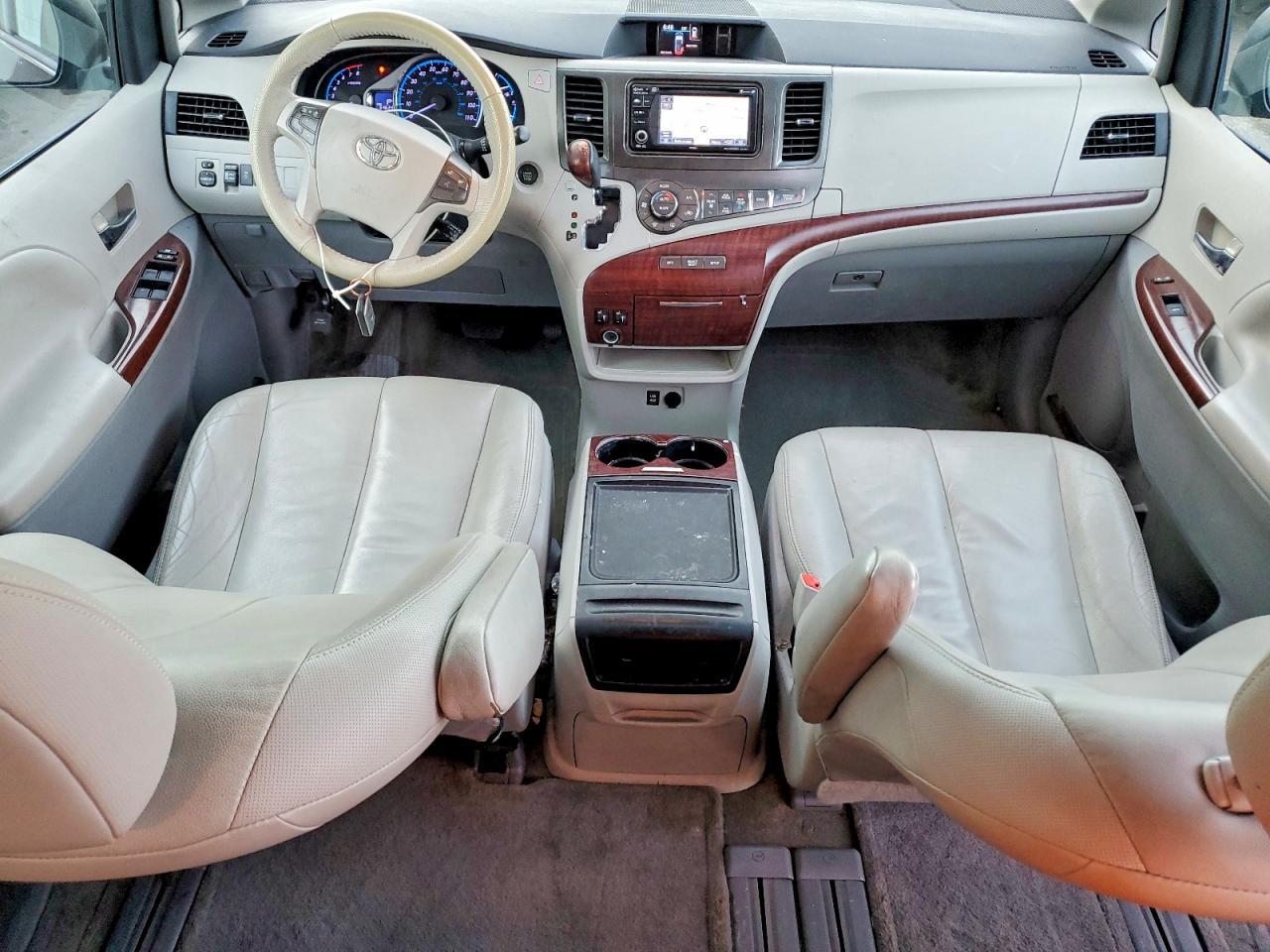 2013 TOYOTA SIENNA