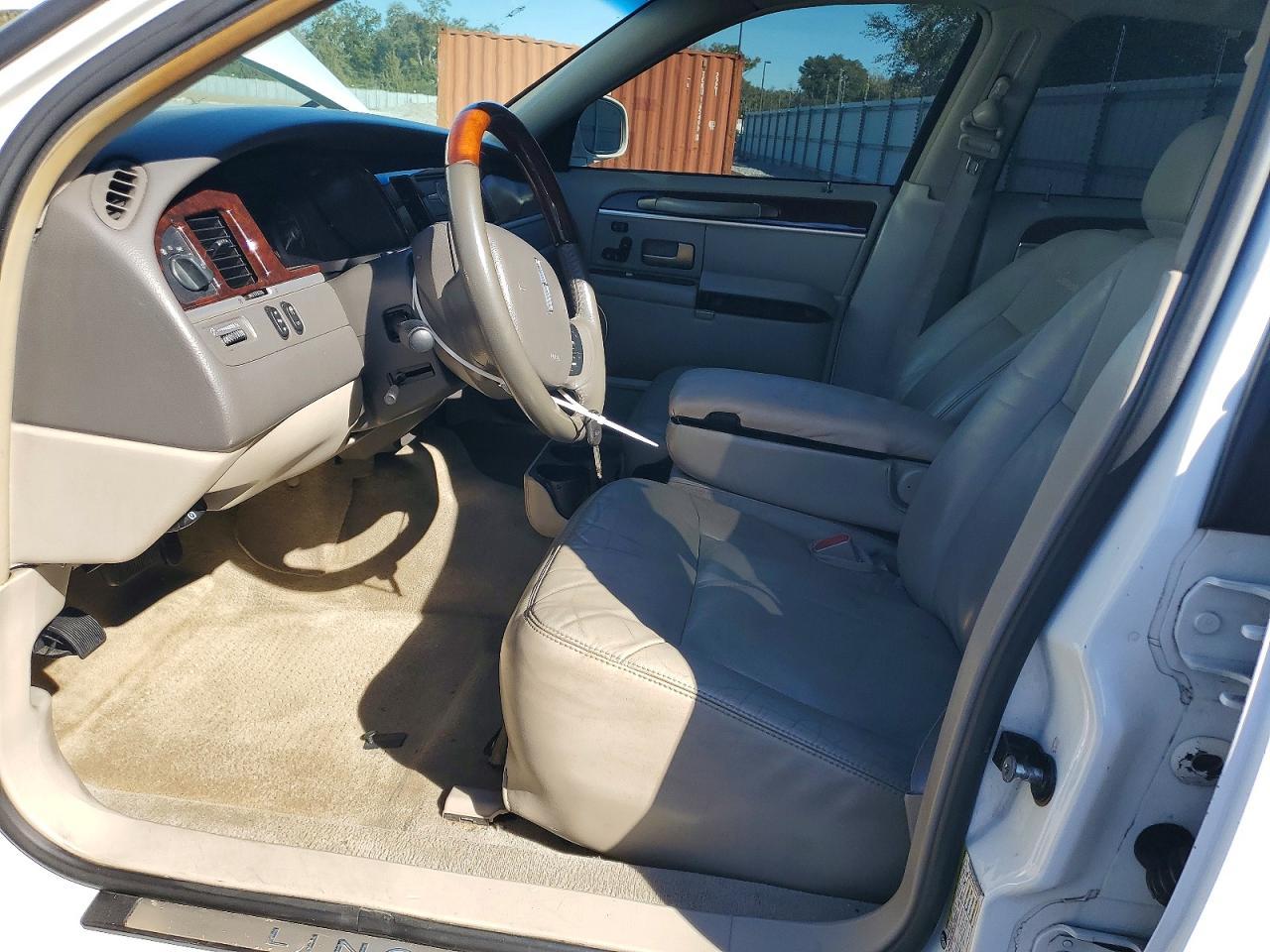 2010 LINCOLN Town Car