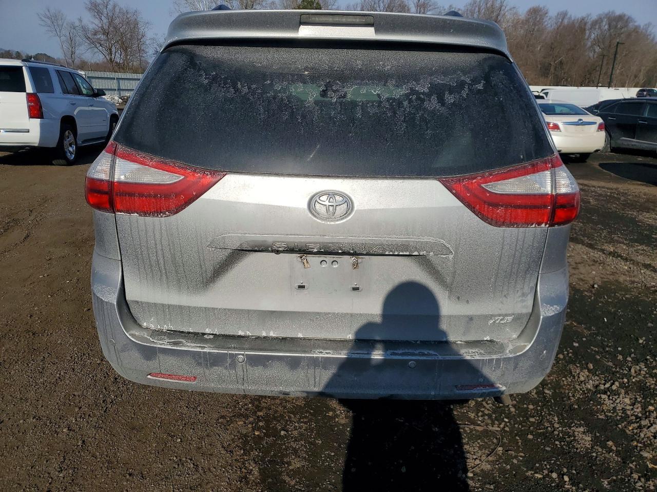 2016 TOYOTA SIENNA