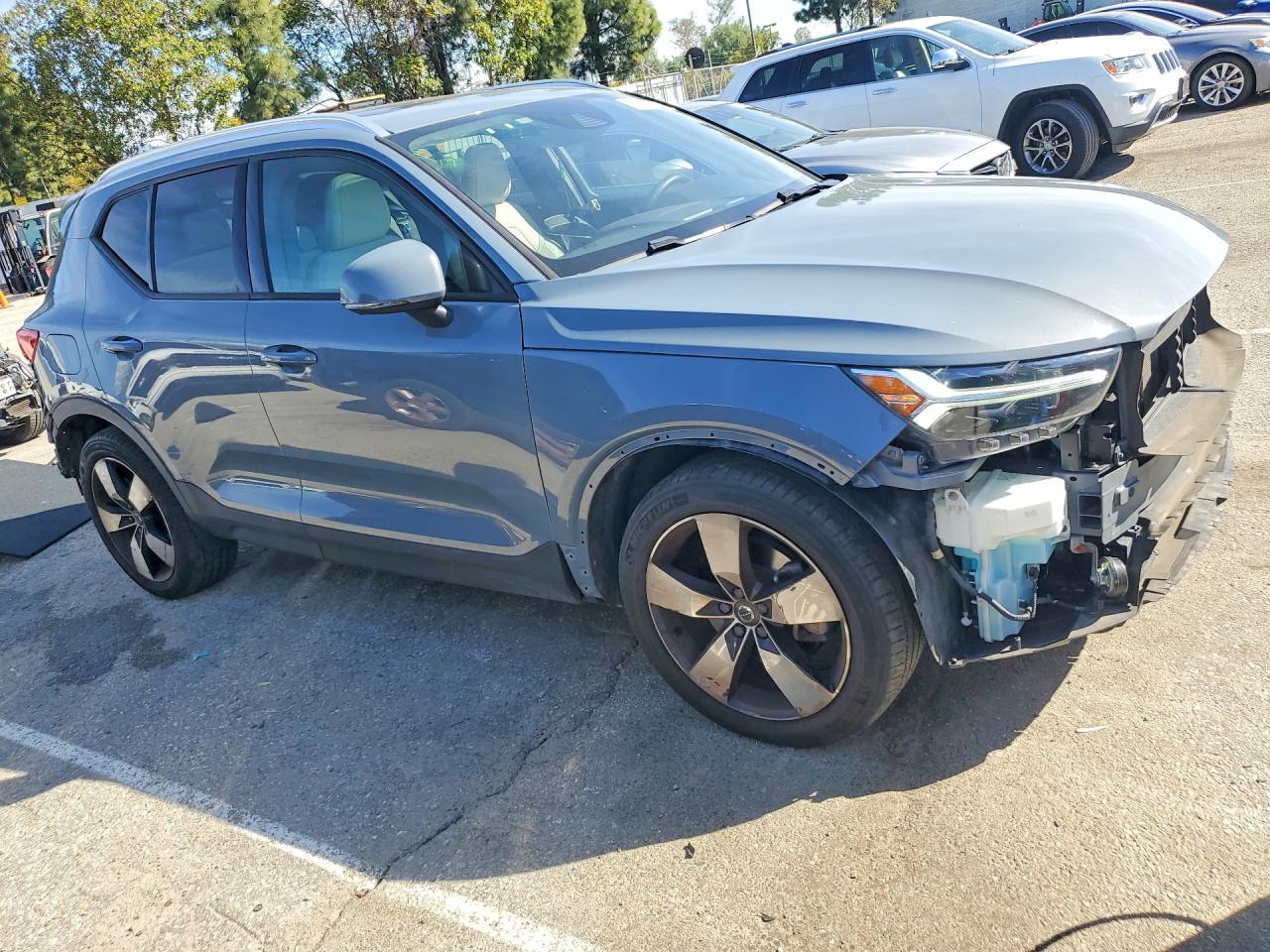 2020 VOLVO XC40