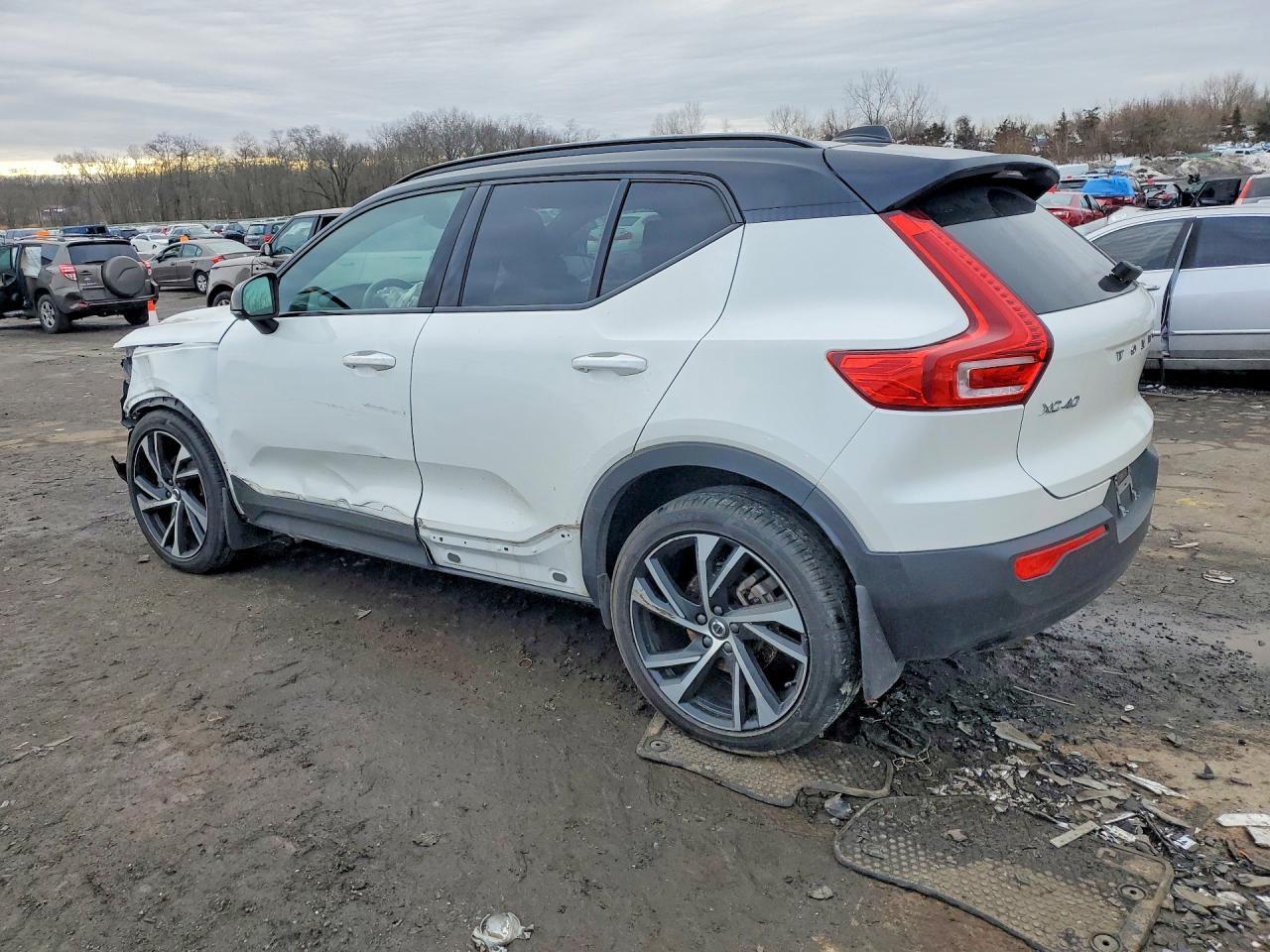 2021 VOLVO XC40