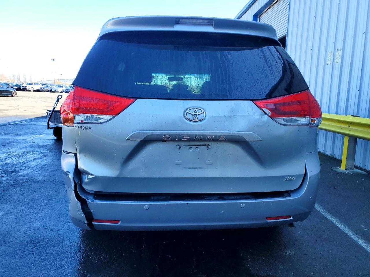 2012 TOYOTA SIENNA