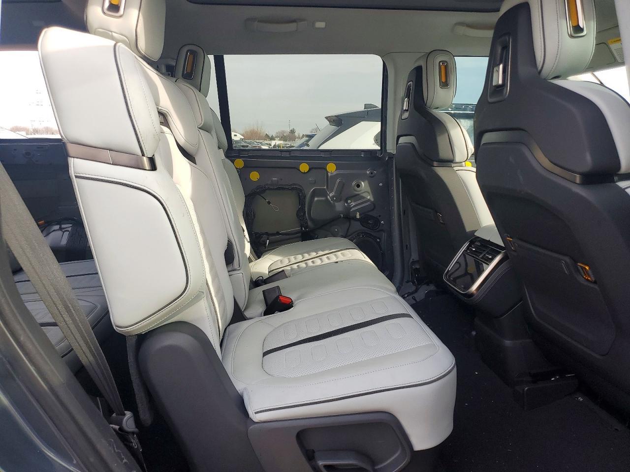 2025 RIVIAN R1s