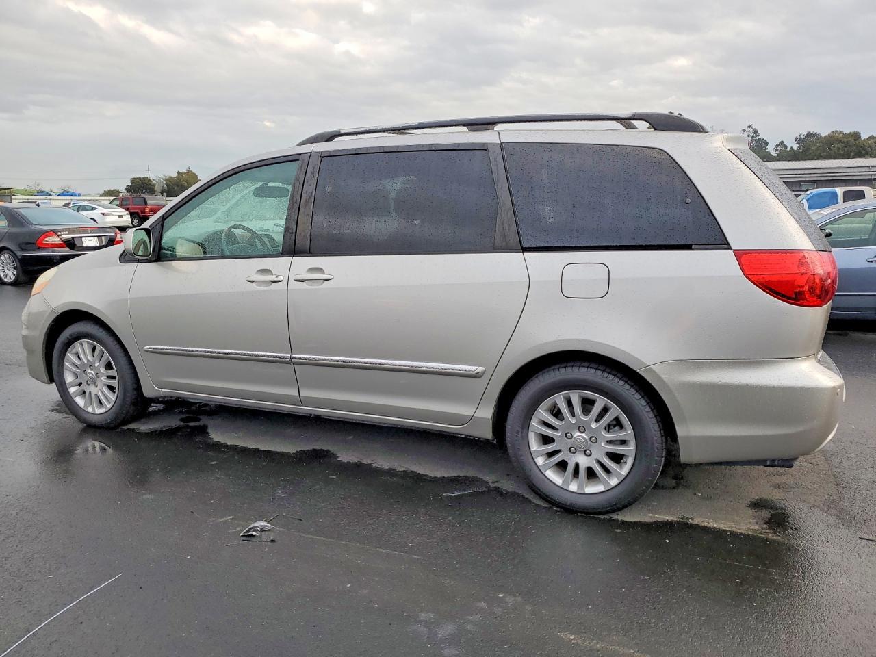 2010 TOYOTA SIENNA