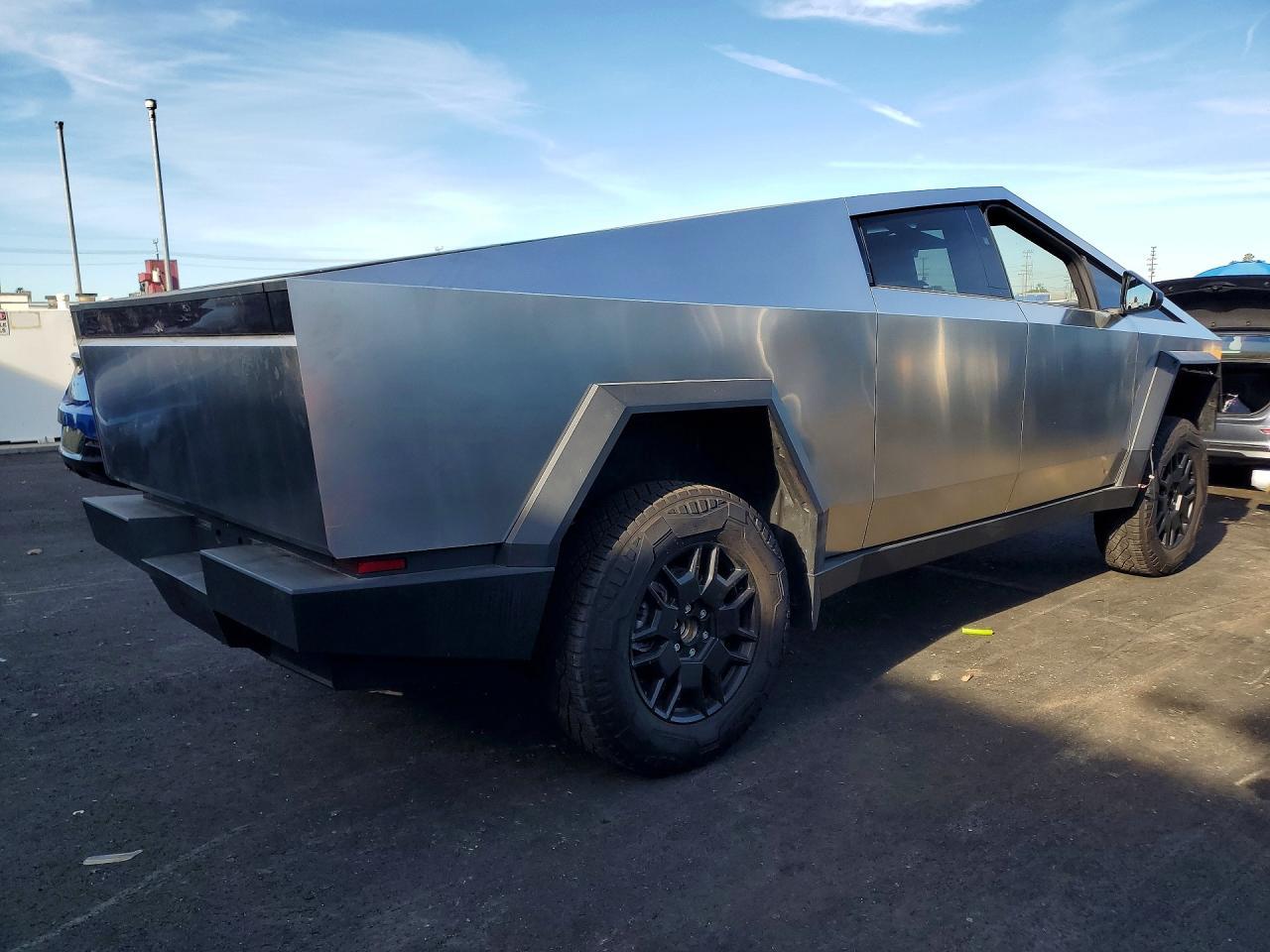 2025 TESLA Cybertruck