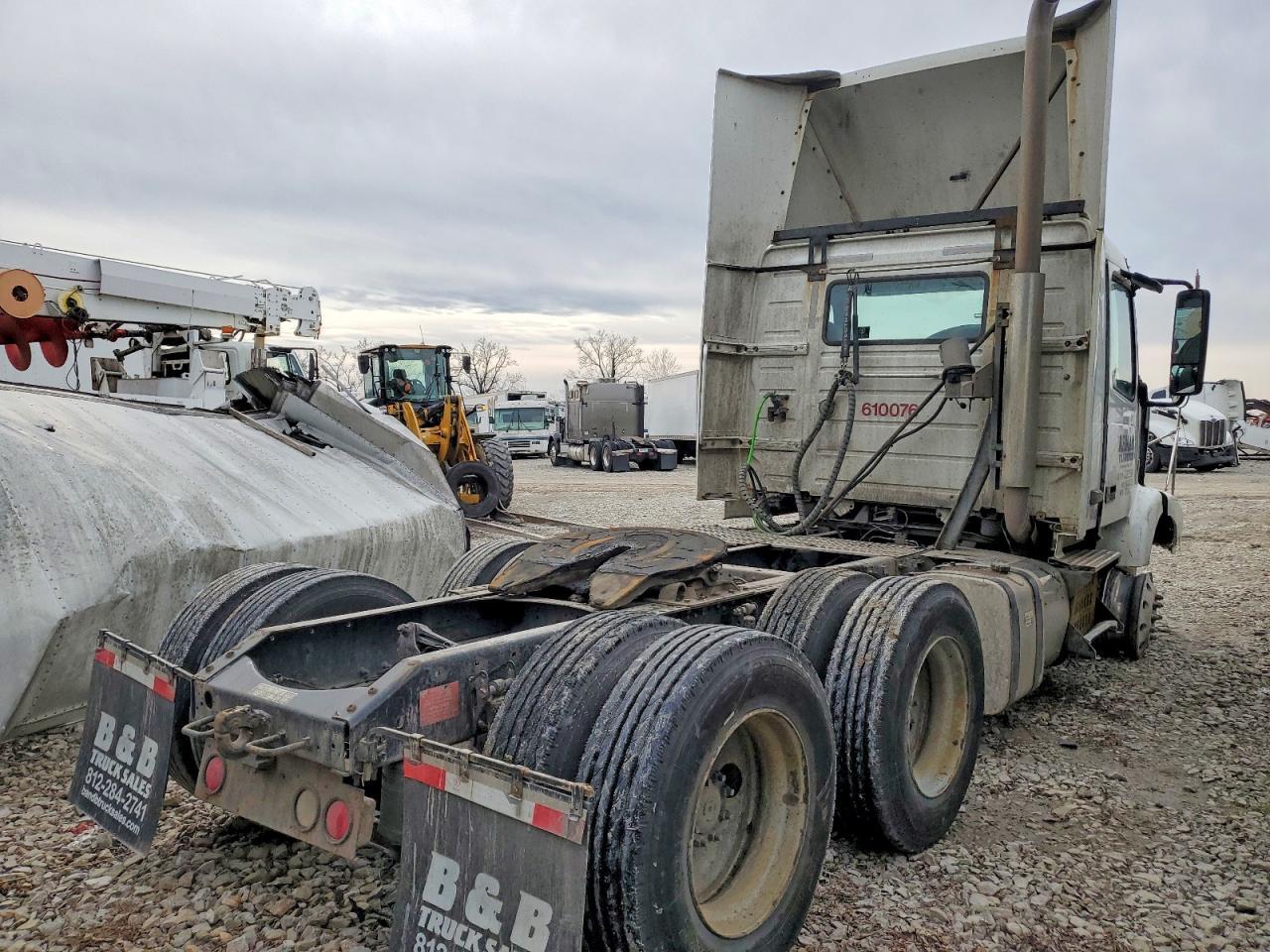 2011 VOLVO VNM