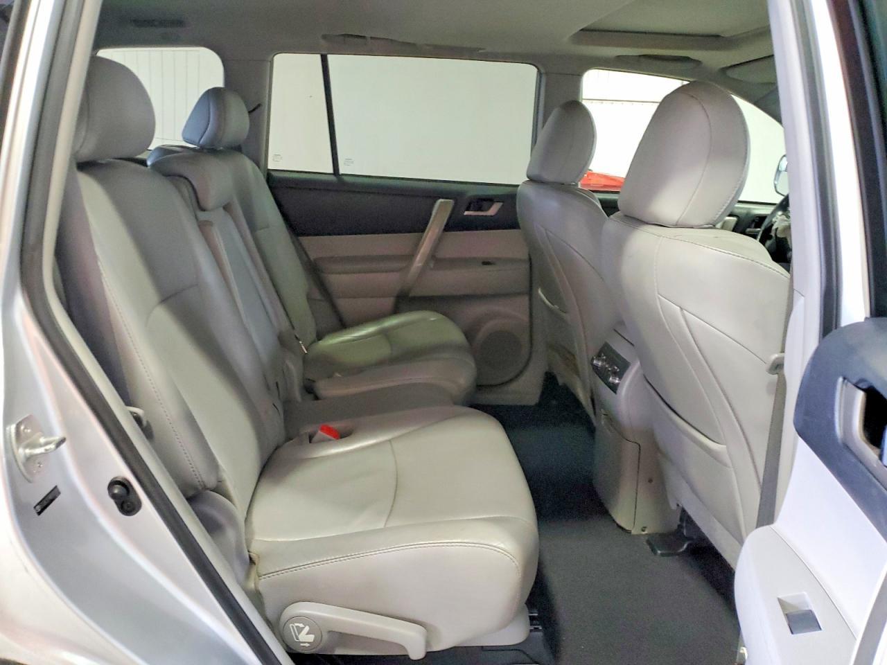 2011 TOYOTA HIGHLANDER
