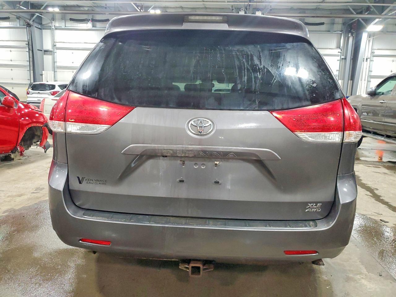 2011 TOYOTA SIENNA