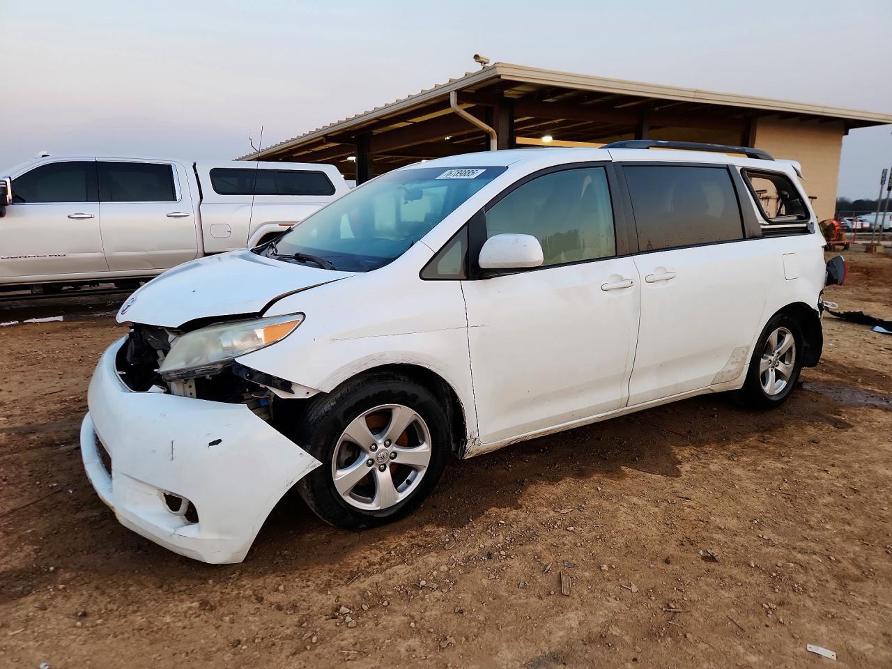 2011 TOYOTA SIENNA
