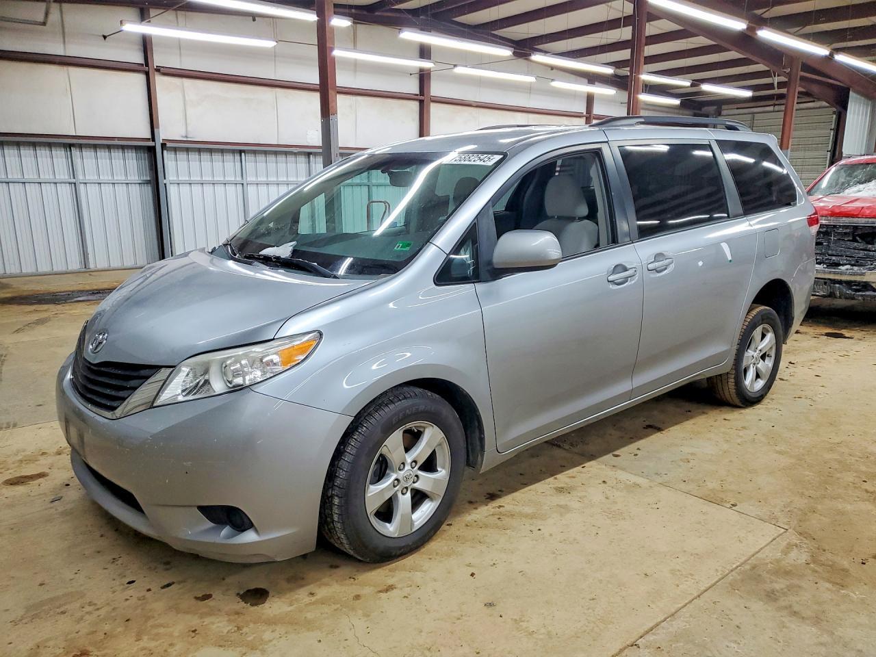 2011 TOYOTA SIENNA