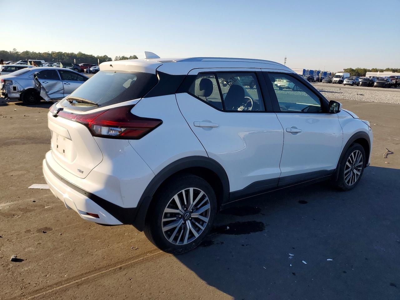 2022 NISSAN KICKS