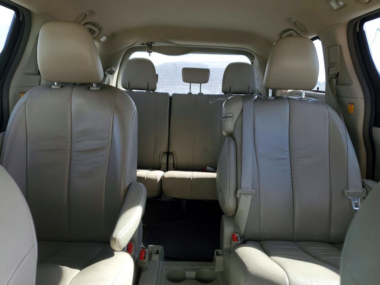 2011 TOYOTA SIENNA