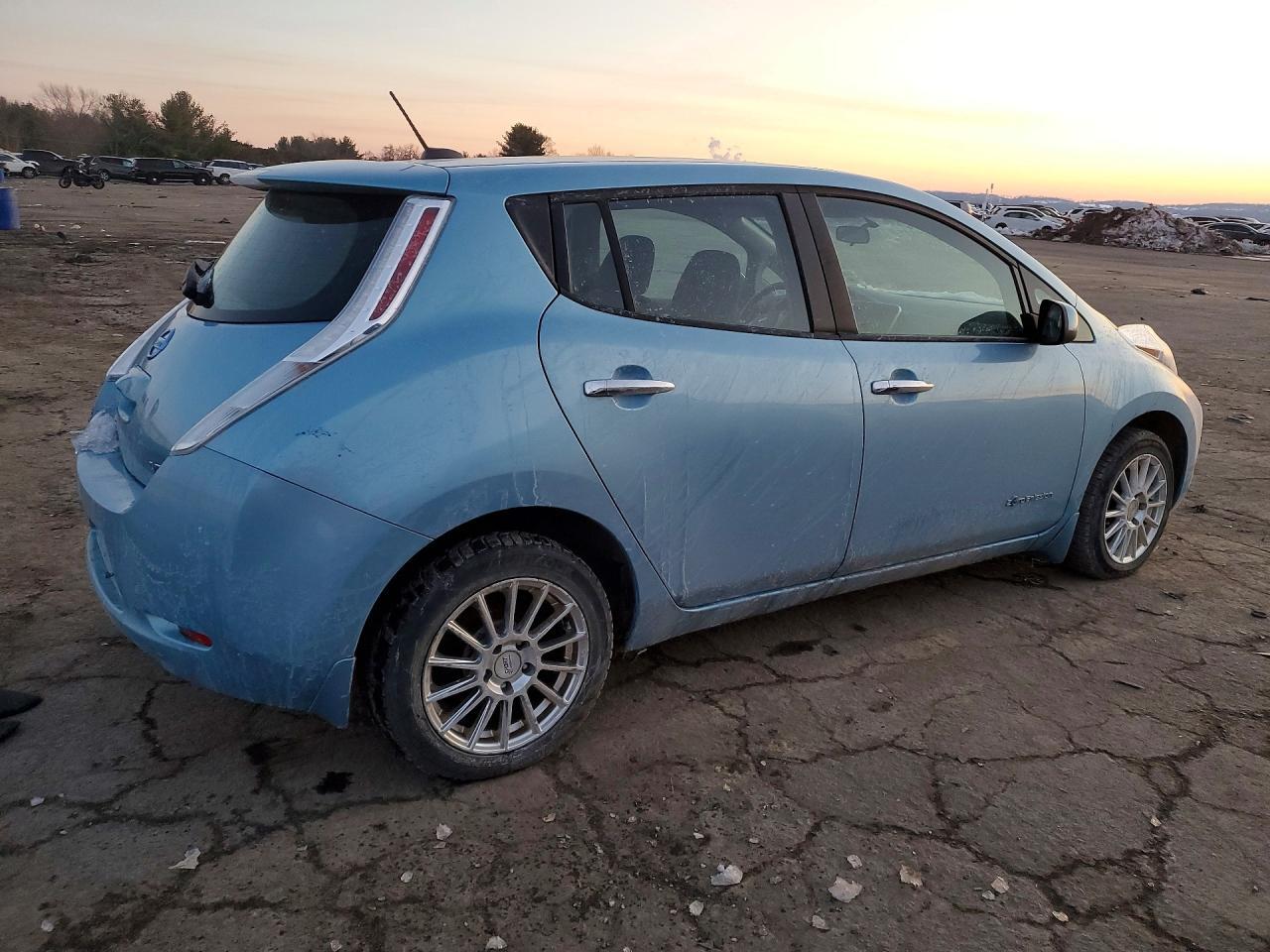 2015 NISSAN LEAF