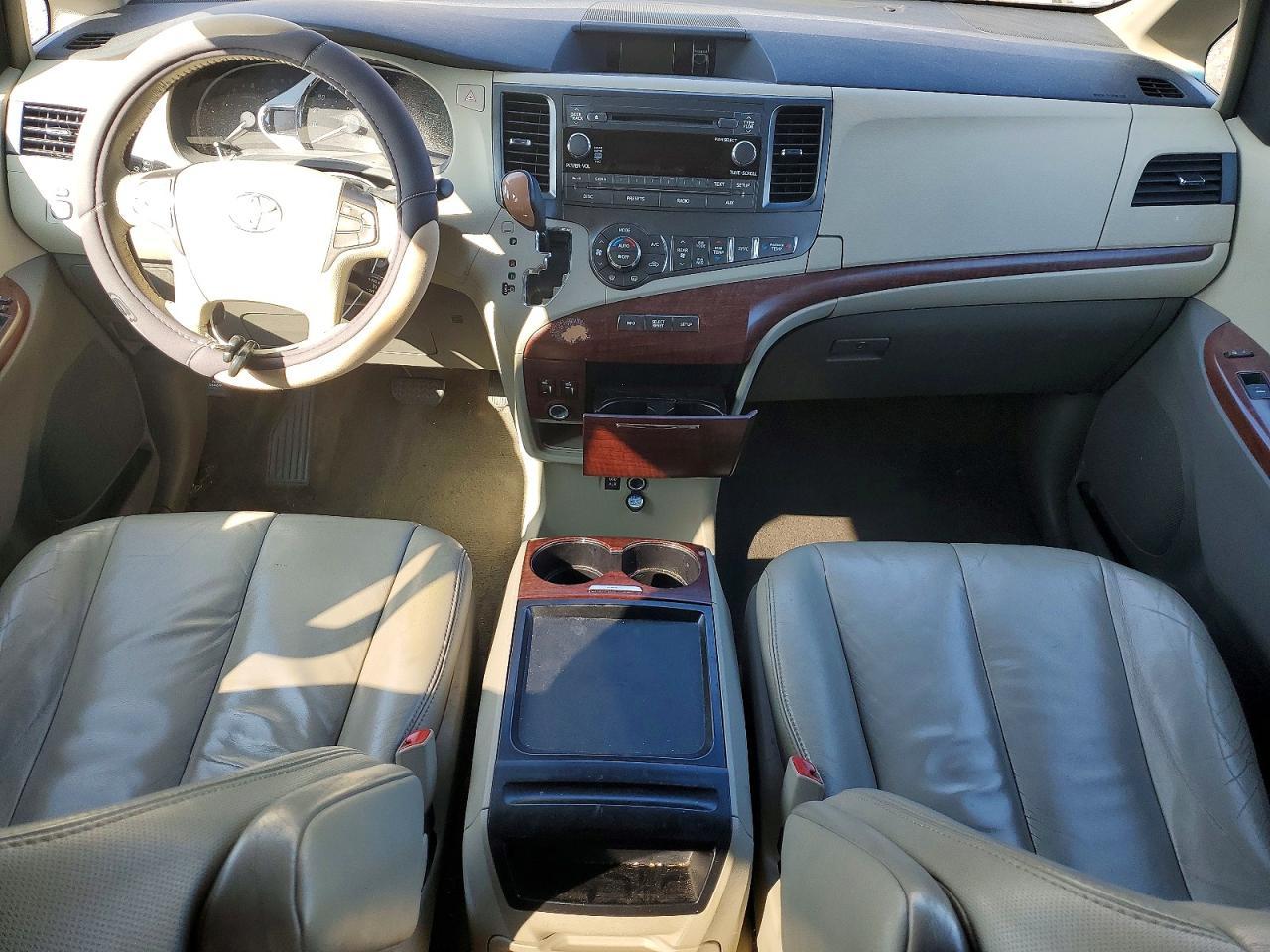 2011 TOYOTA SIENNA