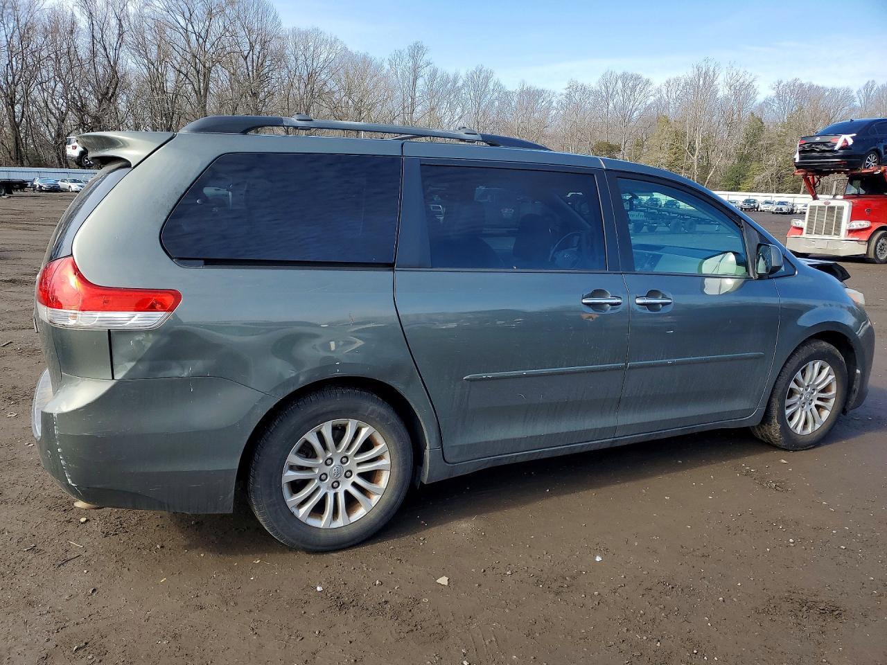 2012 TOYOTA SIENNA