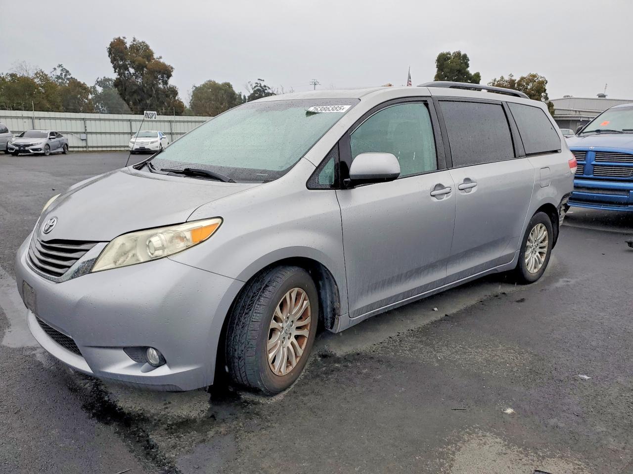 2012 TOYOTA SIENNA