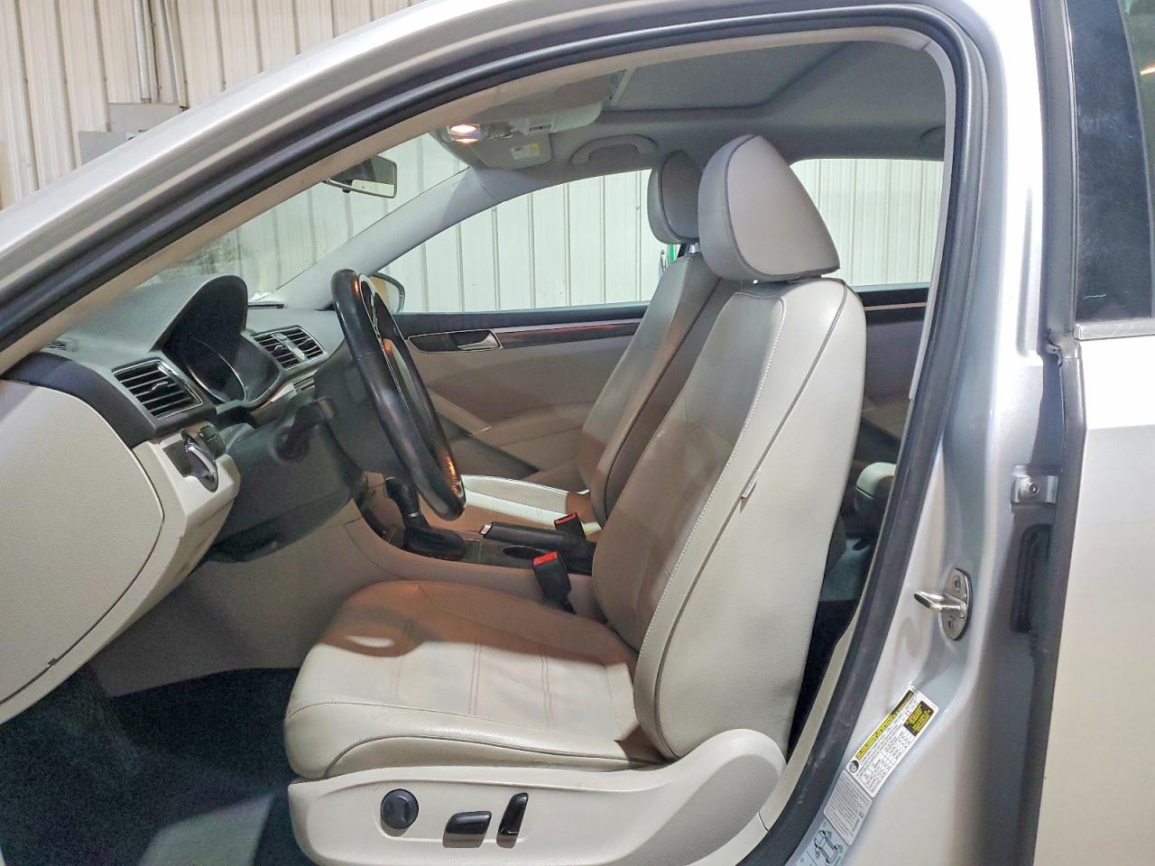 2016 VOLKSWAGEN Passat