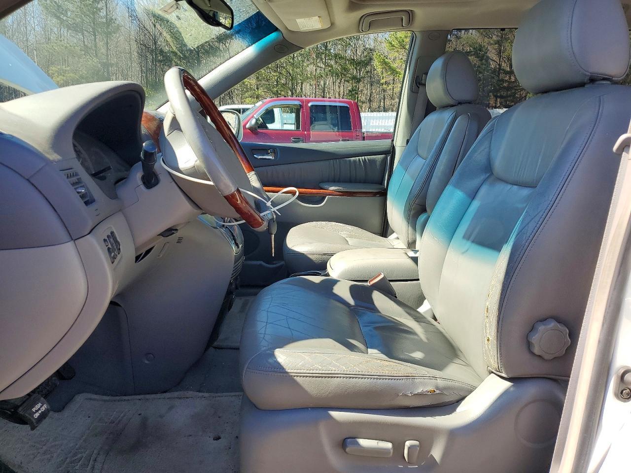 2004 TOYOTA SIENNA