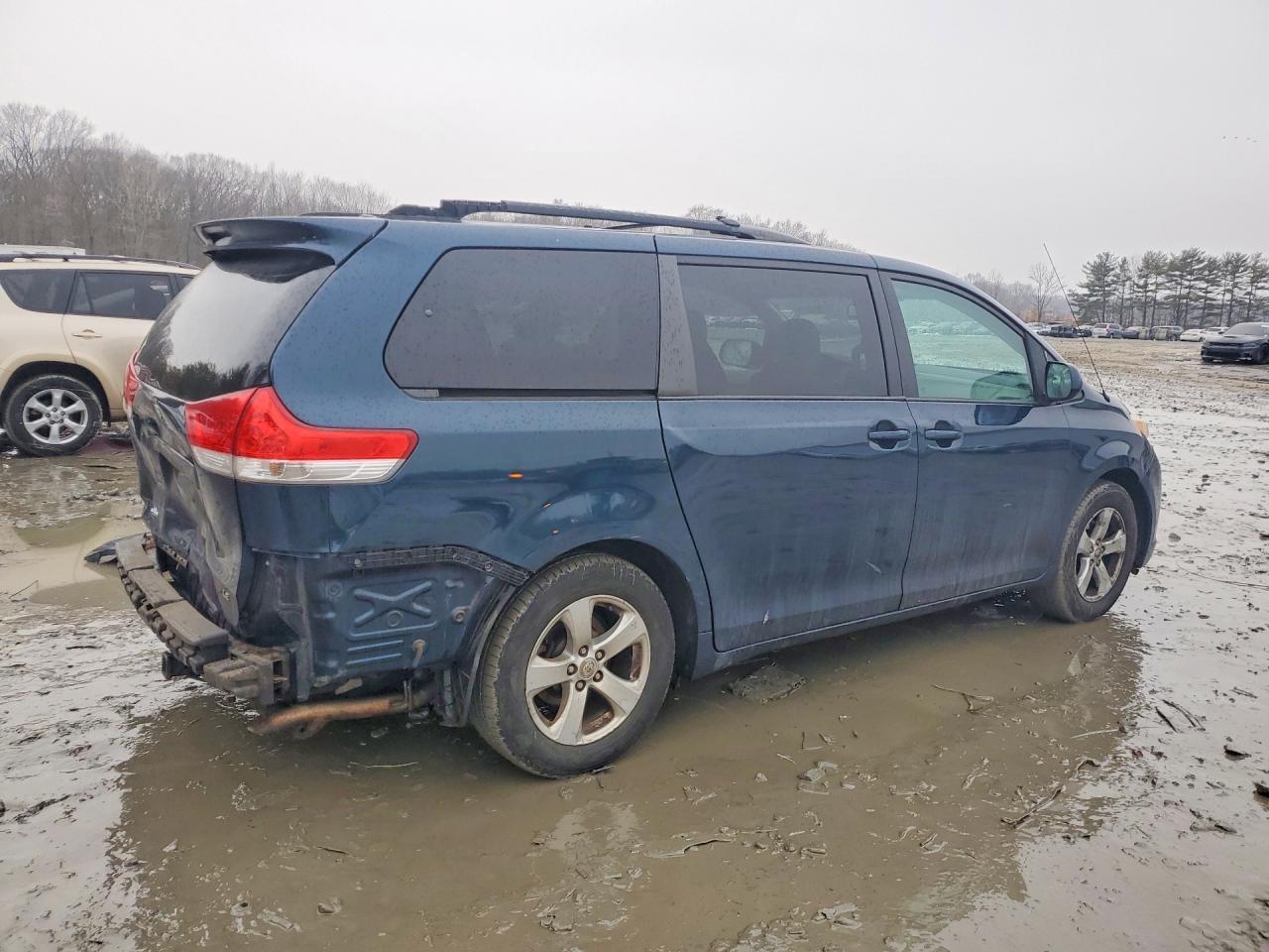 2012 TOYOTA SIENNA