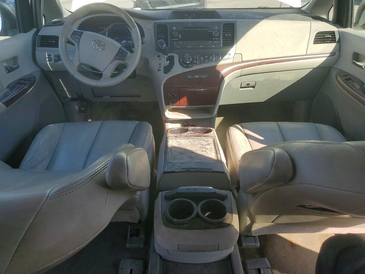 2012 TOYOTA SIENNA