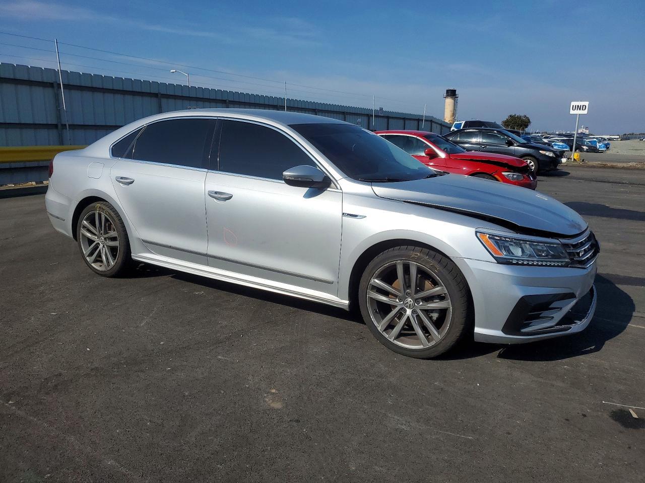 2017 VOLKSWAGEN Passat