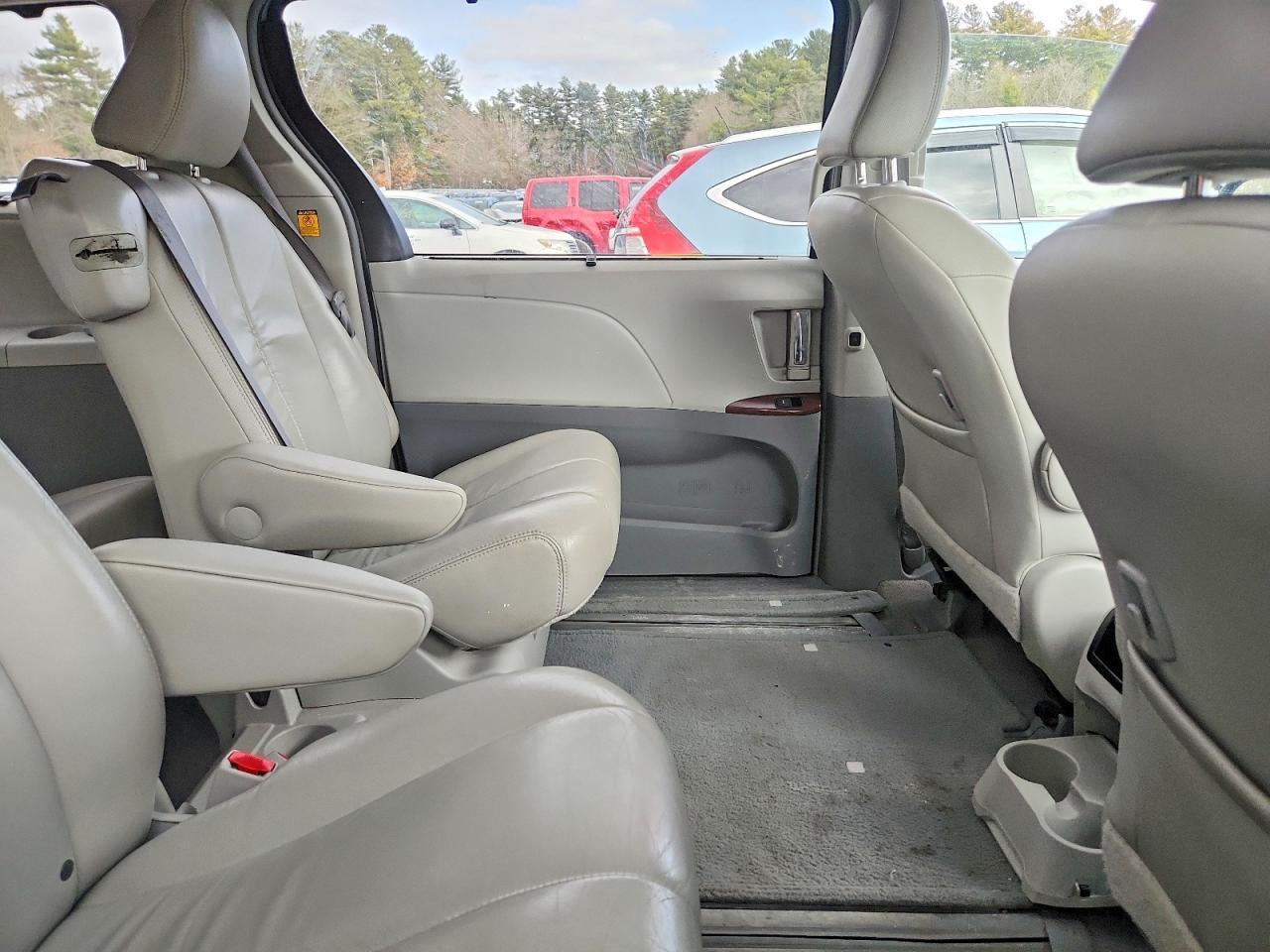 2011 TOYOTA SIENNA