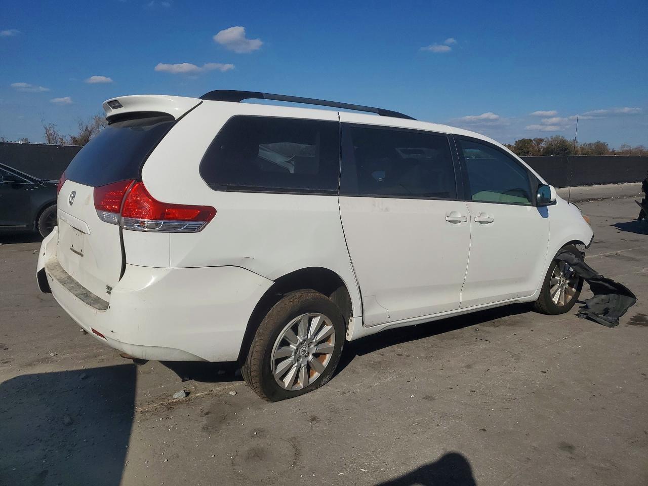 2012 TOYOTA SIENNA