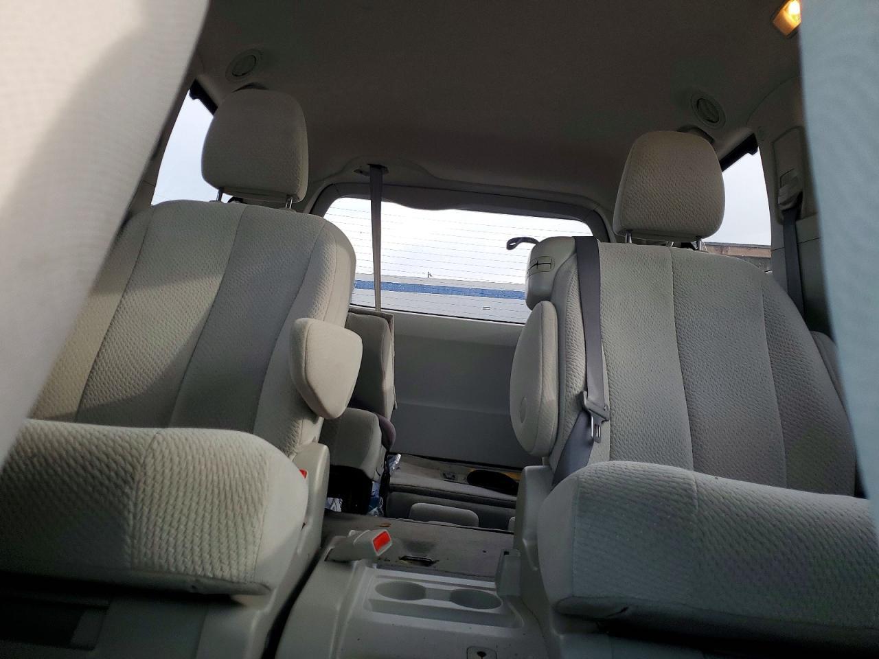 2011 TOYOTA SIENNA