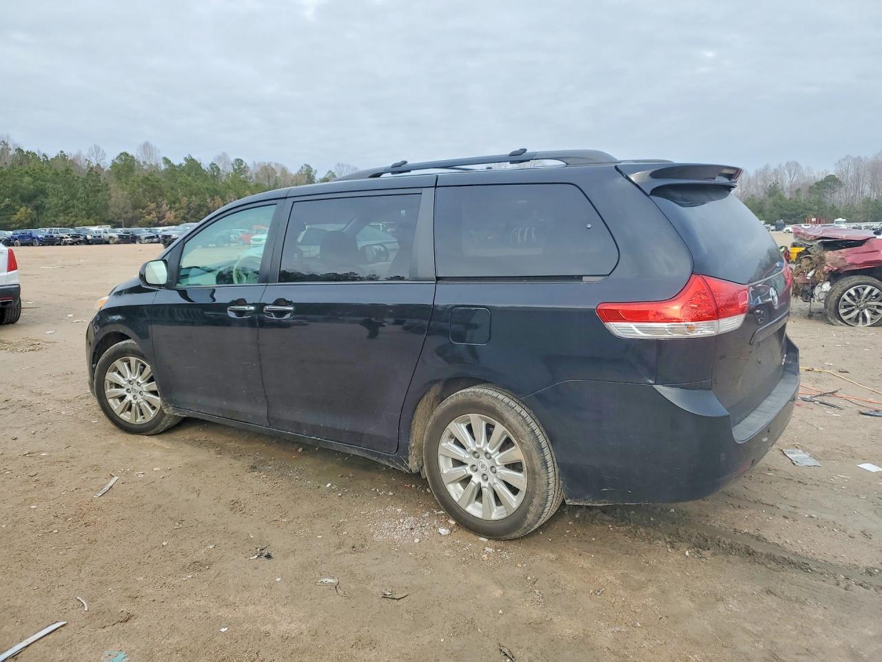2013 TOYOTA SIENNA