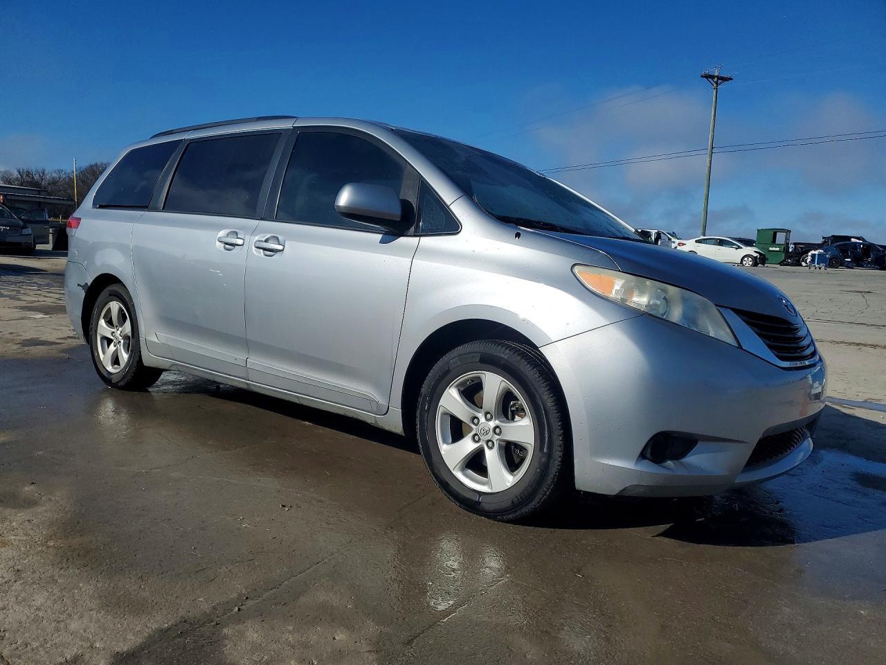 2013 TOYOTA SIENNA