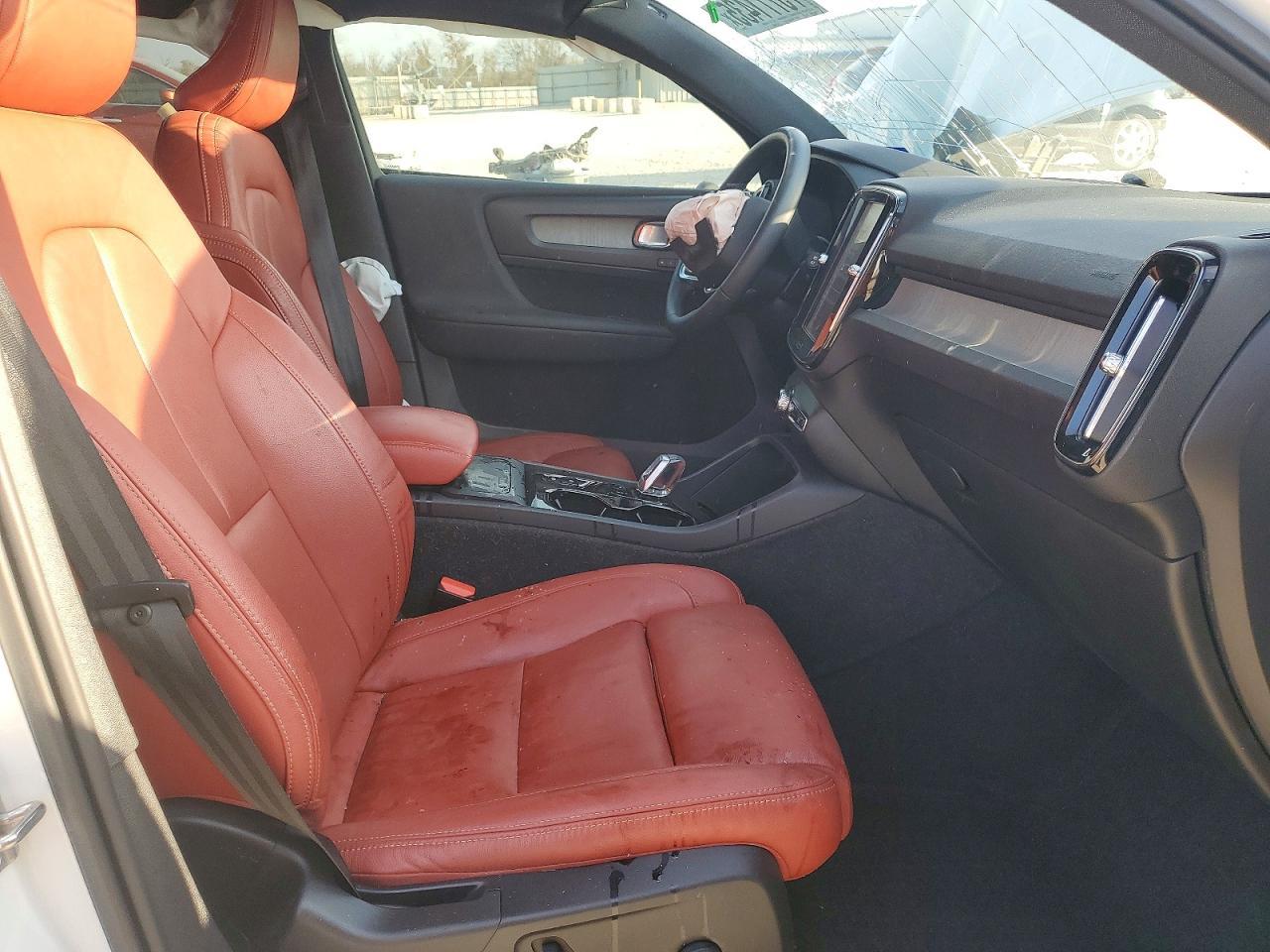 2021 VOLVO XC40