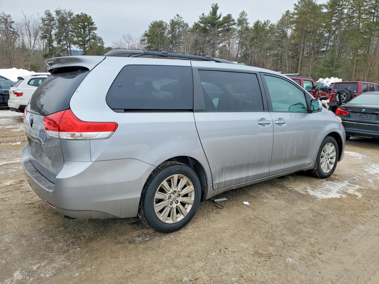 2012 TOYOTA SIENNA