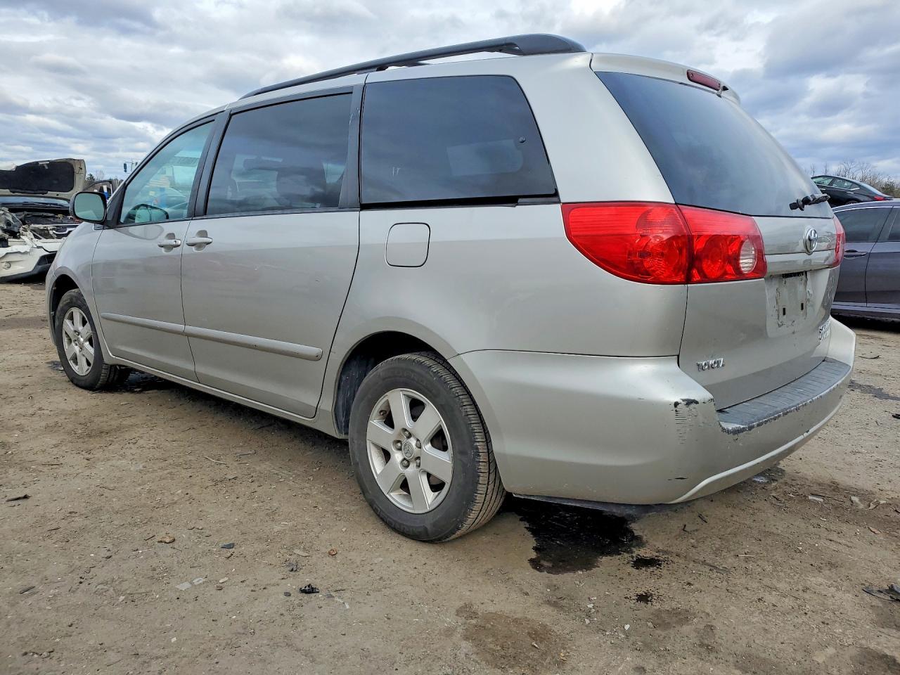 2010 TOYOTA SIENNA