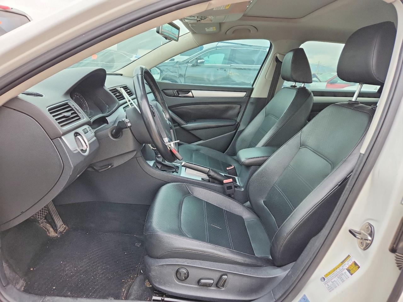 2012 VOLKSWAGEN Passat