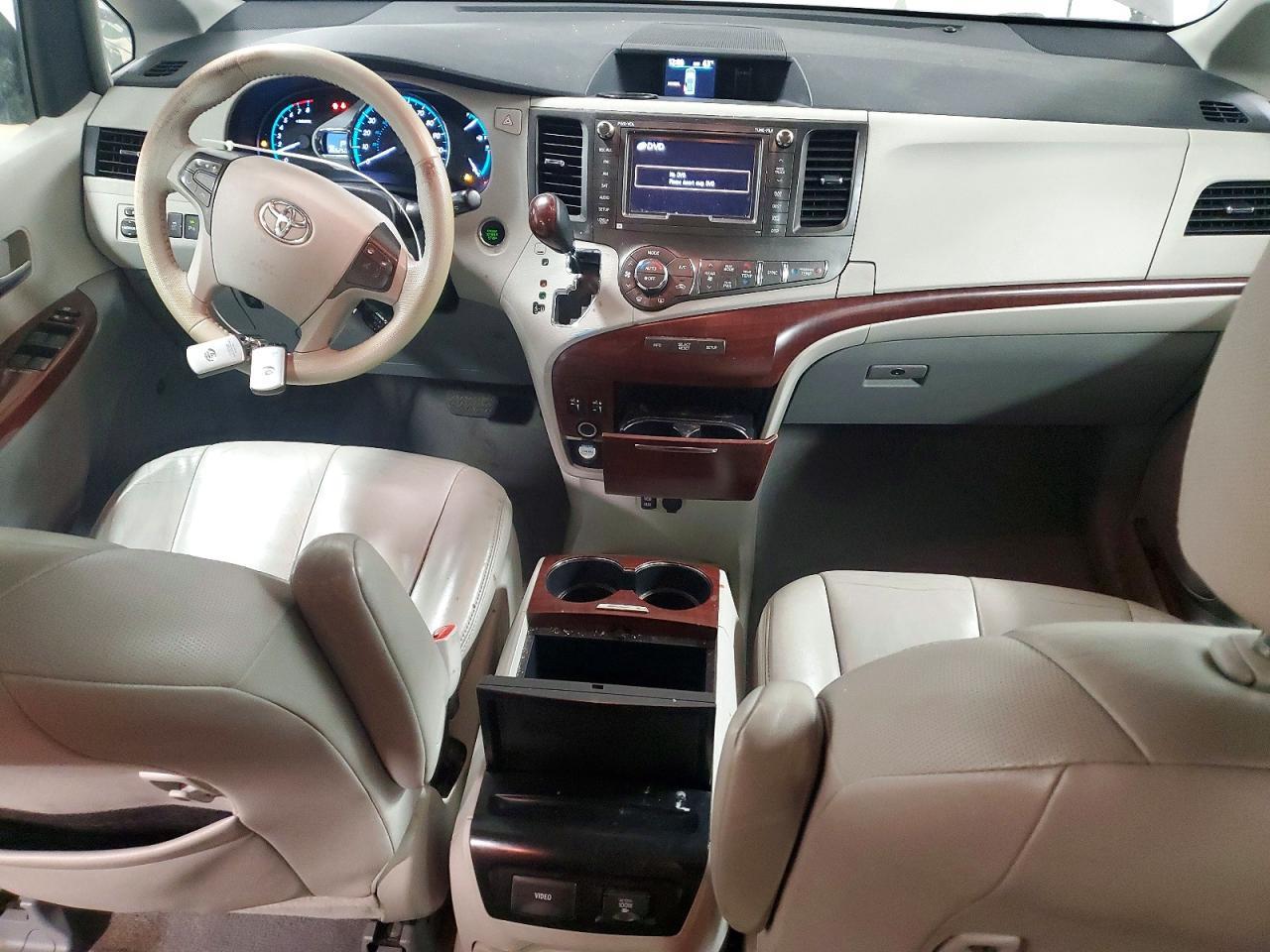 2011 TOYOTA SIENNA