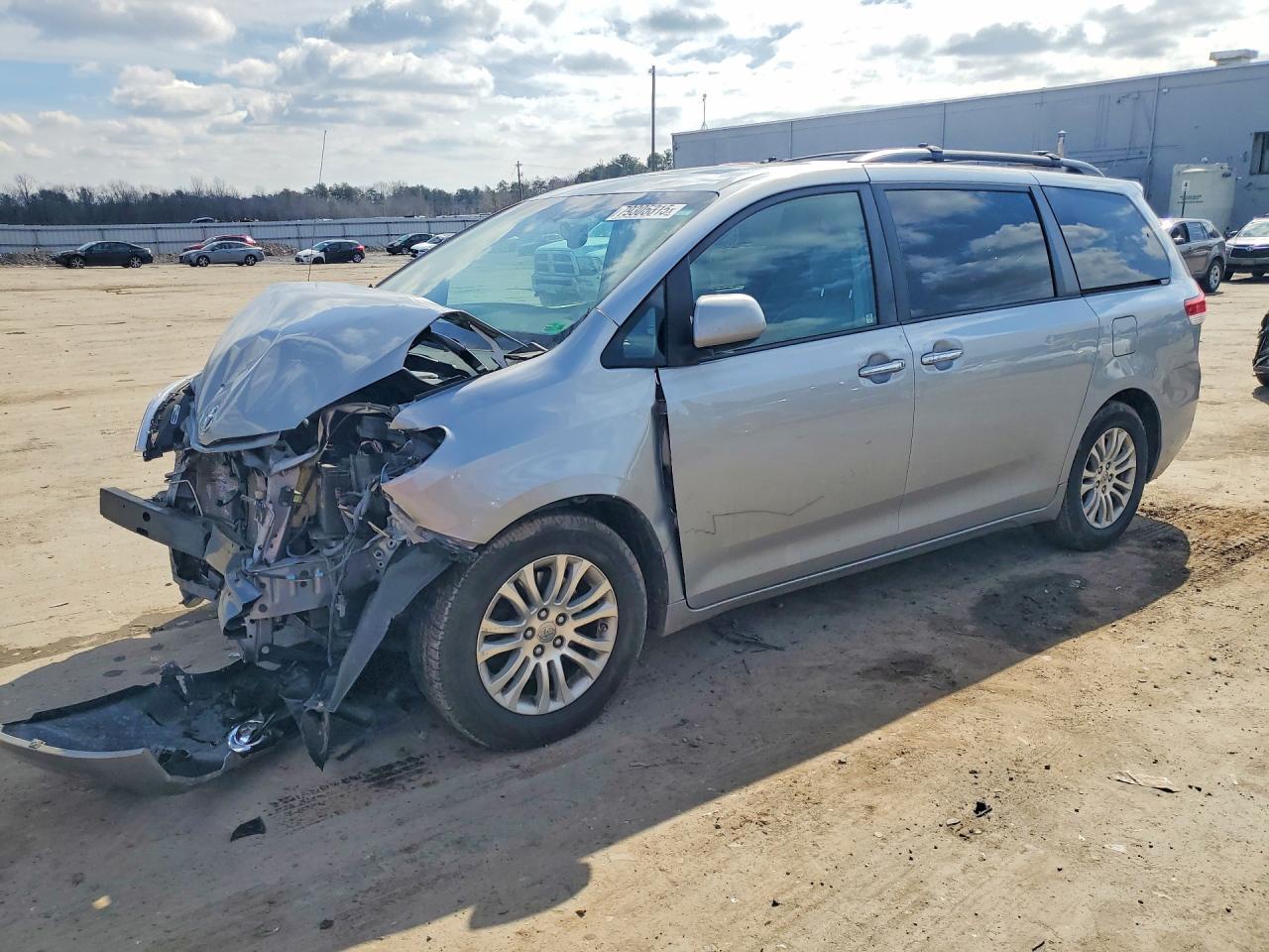 2014 TOYOTA SIENNA