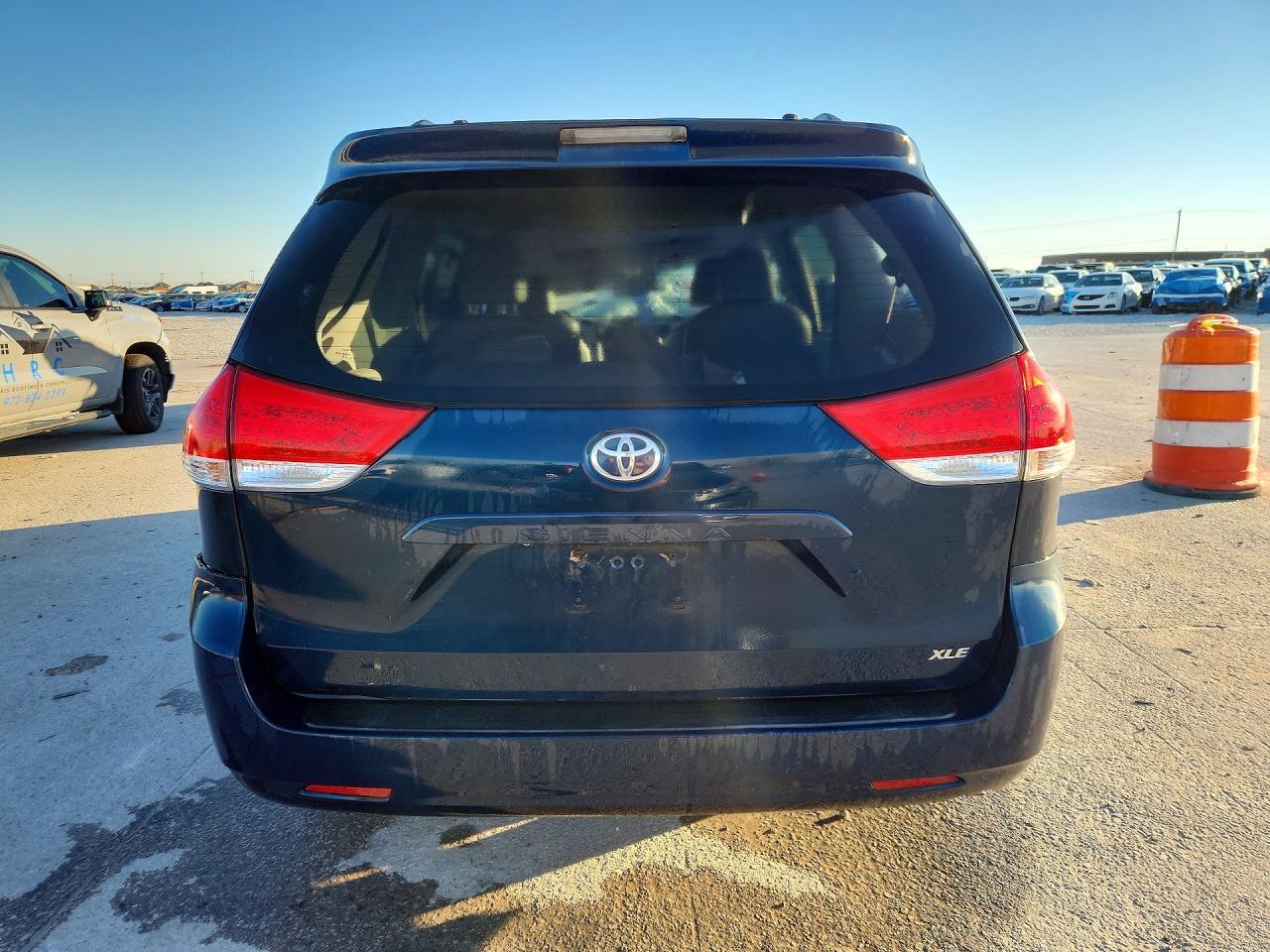 2011 TOYOTA SIENNA
