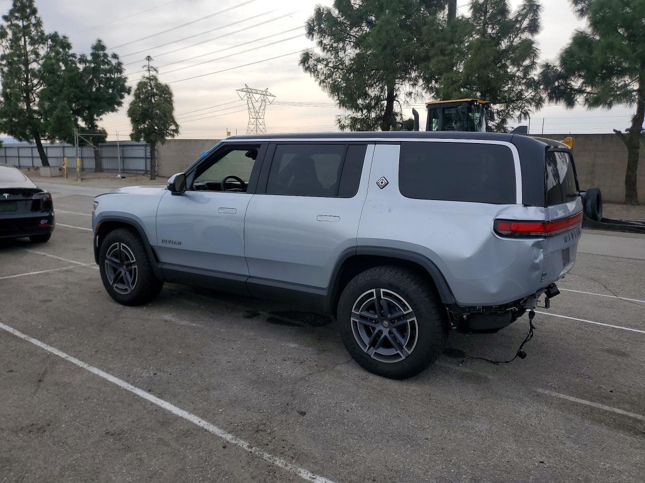 2025 RIVIAN R1s