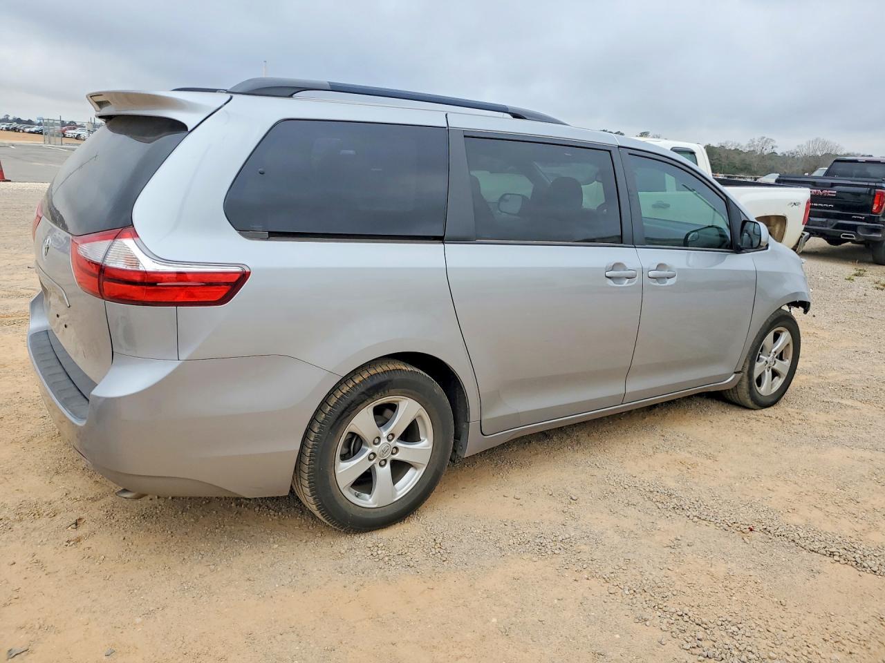 2016 TOYOTA SIENNA