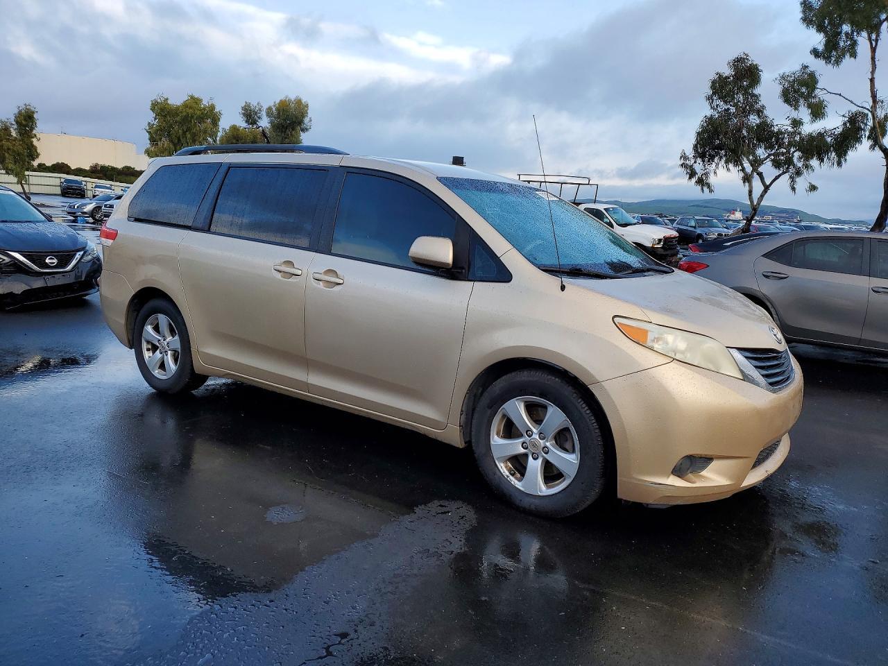 2012 TOYOTA SIENNA