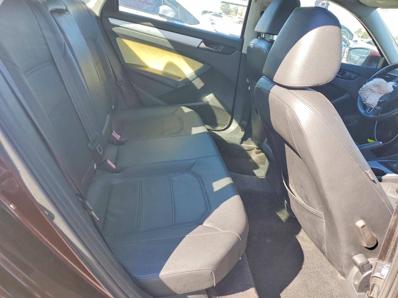 2013 VOLKSWAGEN Passat