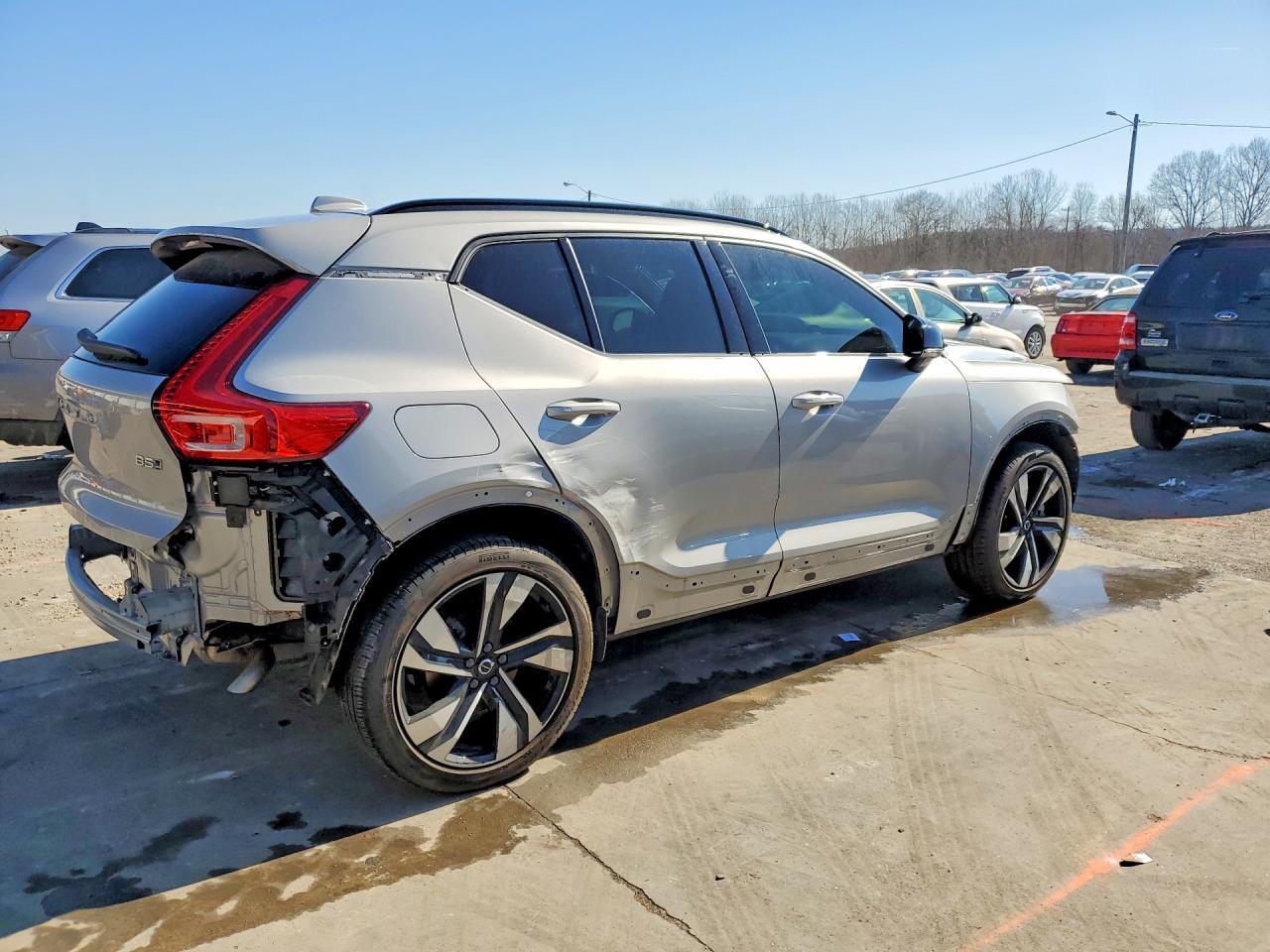 2025 VOLVO XC40