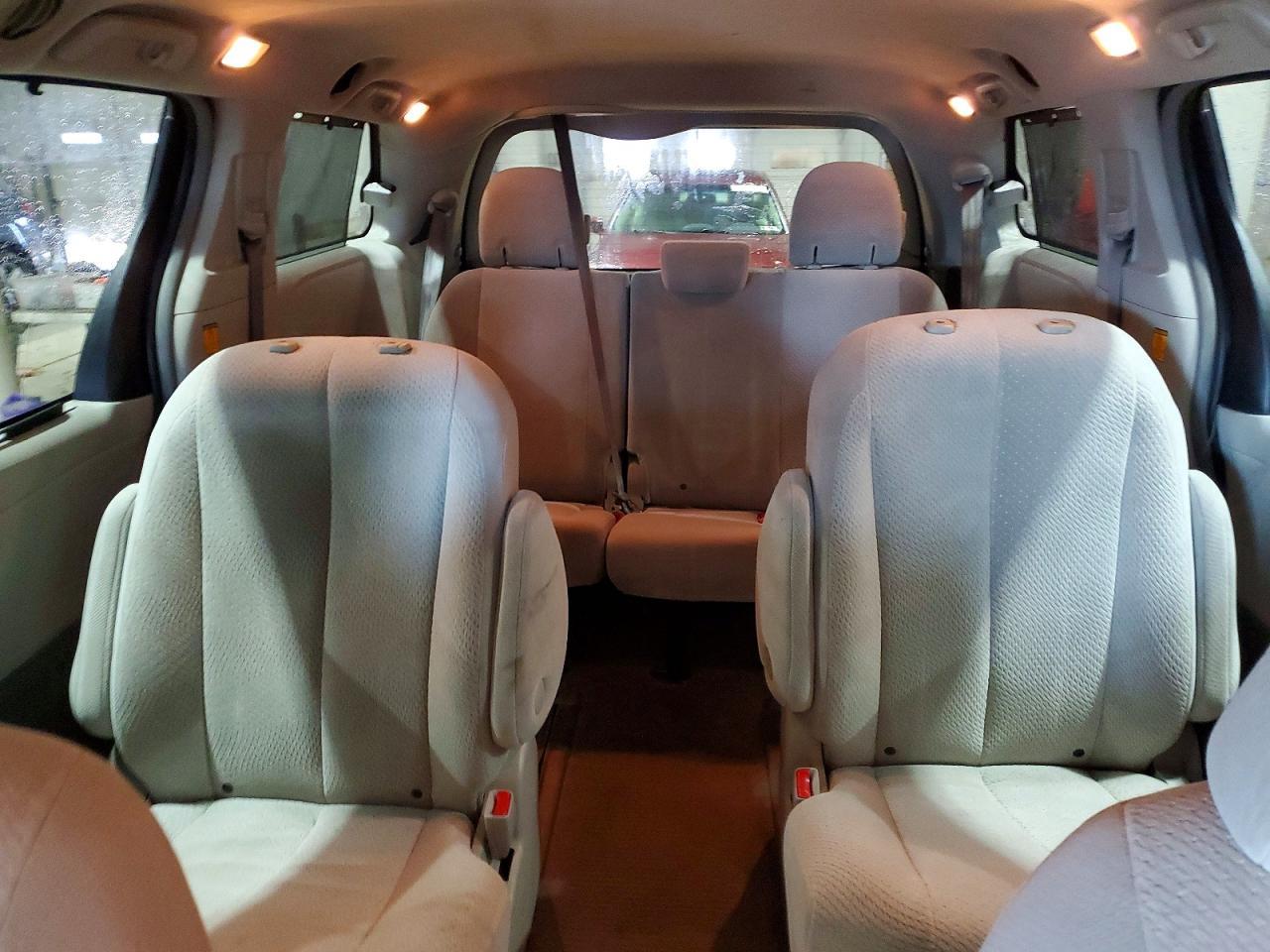 2011 TOYOTA SIENNA